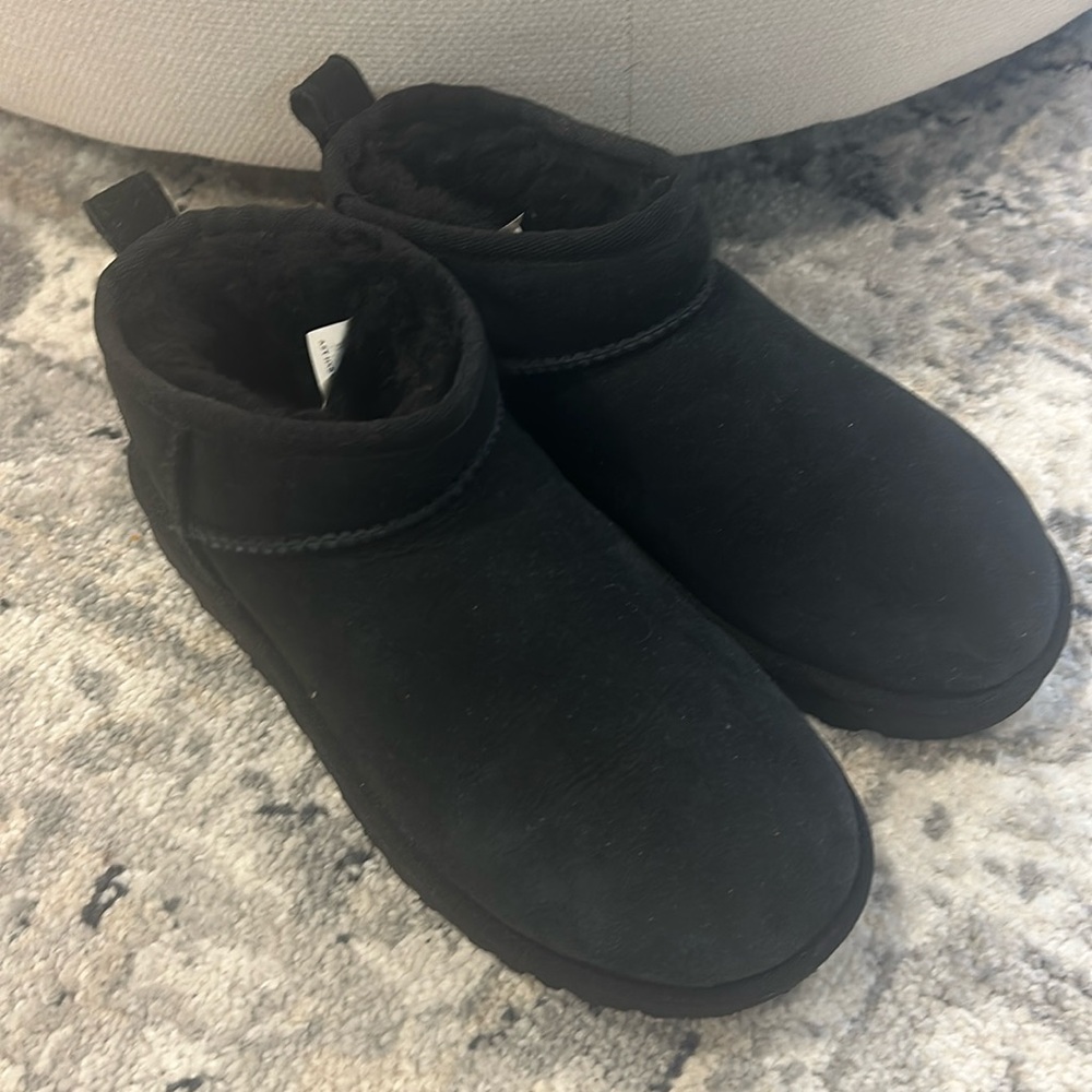 Ugg short black boots